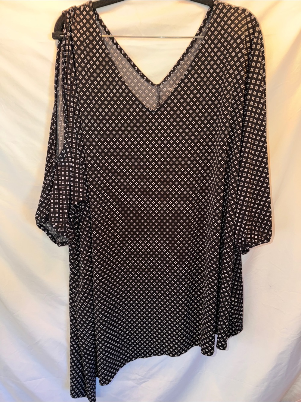 Lane Bryant V-Neck Top, PTP 31-32”, L 30-38”, 1 Open Shoulder ( T4-320)
